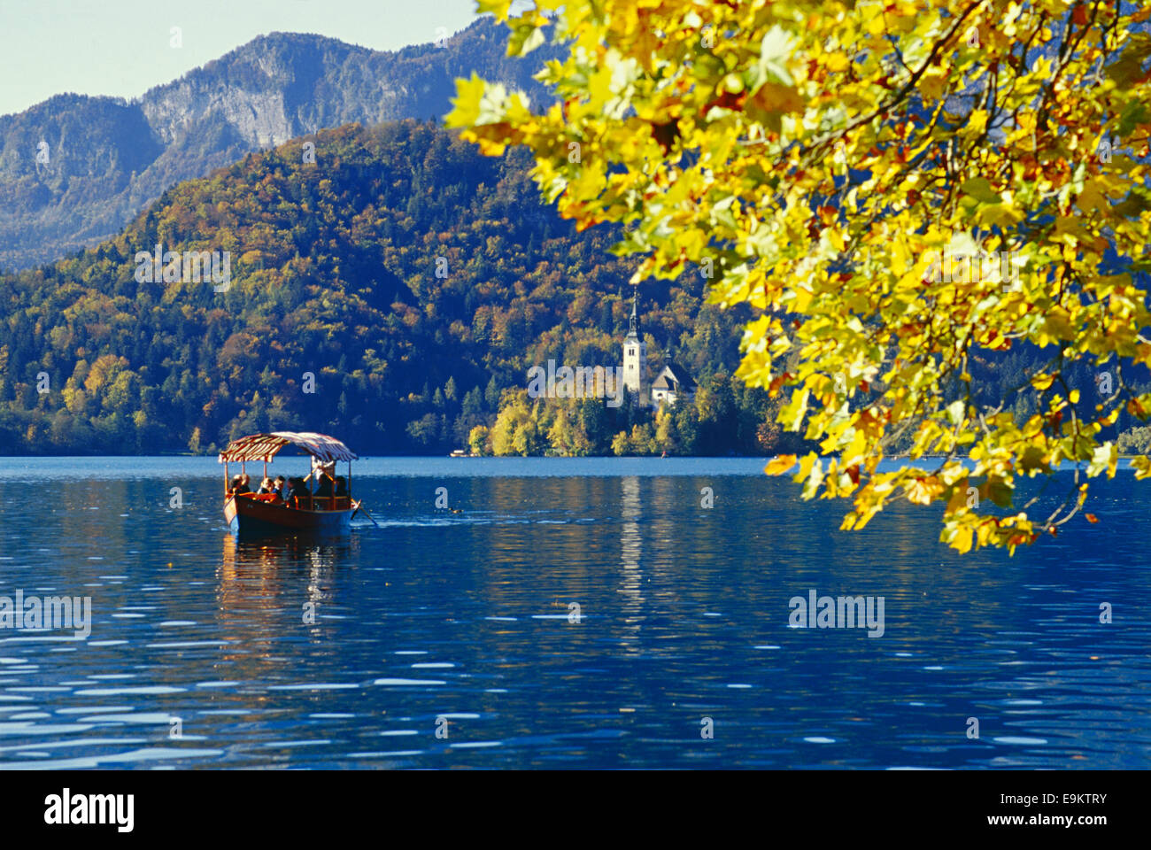 Bateau sur le lac de Bled en automne, la Slovénie Banque D'Images