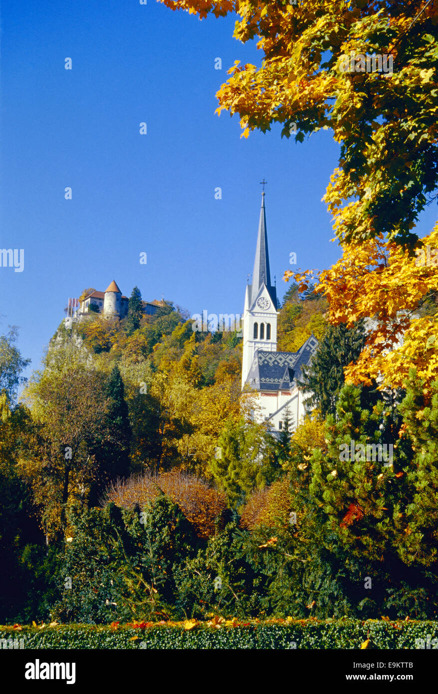 Bled, Slovénie. L'église et le château en automne. Banque D'Images