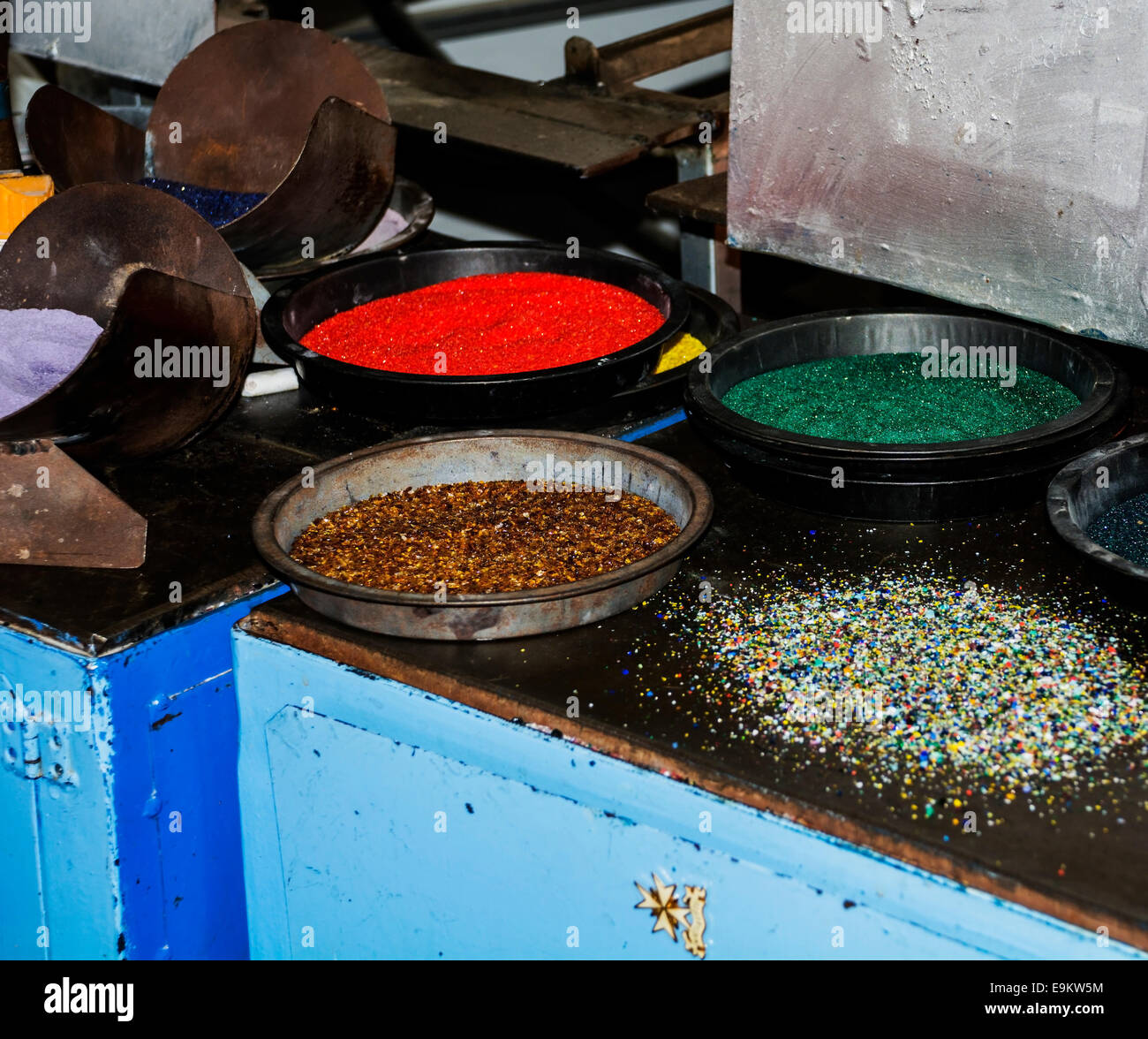 La masse des Bacs de verre de couleur dans un verrier dans son studio. C'est ajouté au verre en fusion pour créer la couleur int final de l'œuvre. Banque D'Images