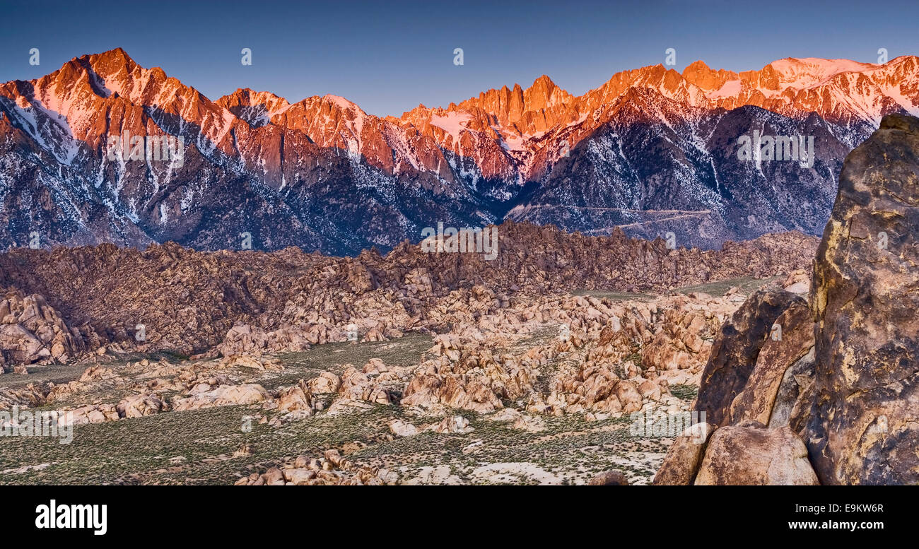 L'Est de la Sierra Nevada, Lone Pine Peak sur la gauche, le Mont Whitney près du centre, en Alabama Hills au lever du soleil, près de Lone Pine, en Californie Banque D'Images