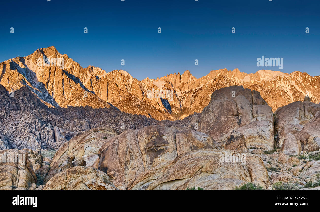 L'Est de la Sierra Nevada, Lone Pine Peak sur la gauche, le Mont Whitney près du centre, en Alabama Hills au lever du soleil, près de Lone Pine, en Californie Banque D'Images