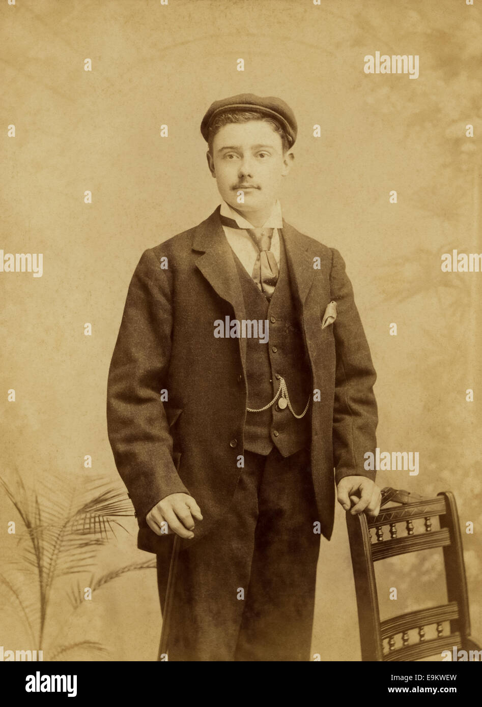 Carte Cabinet victorien studio portrait d'un jeune homme de la Robert William Elliot studio photographique, Aldershot, Royaume-Uni © 1890 Banque D'Images