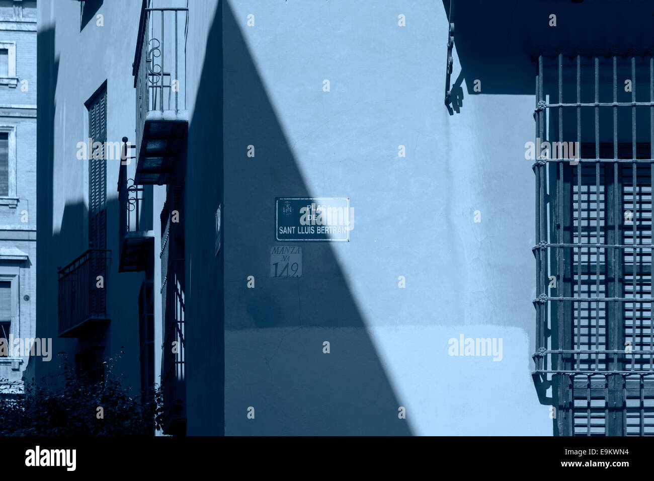 Monochrome, libre de droit, résumé des détails architecturaux de coin de rue et les ombres, Valence, Espagne. Banque D'Images