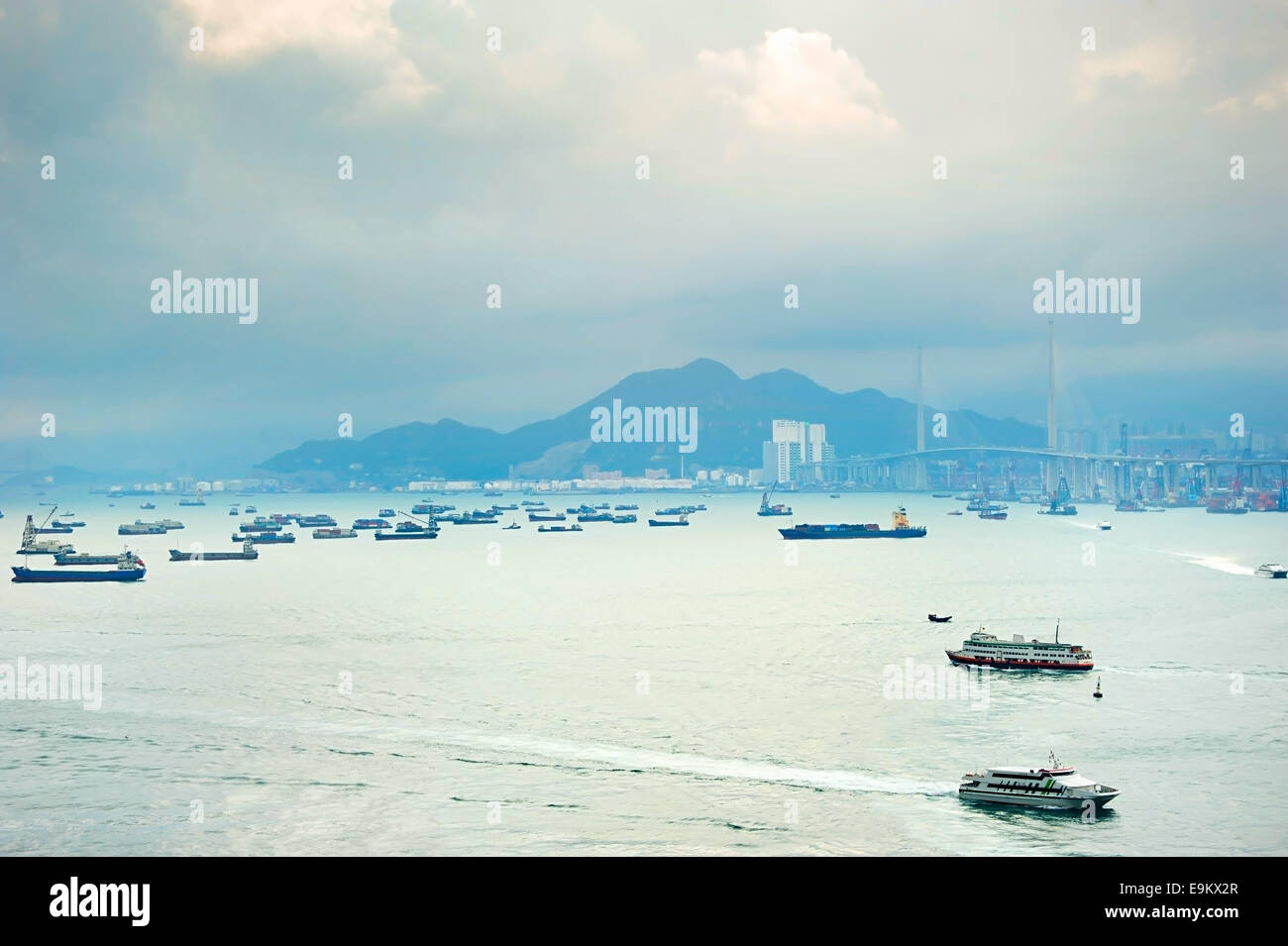 La baie de Hong Kong avec beaucoup de navires. Pont de Tsing Ma sur la droite. Banque D'Images