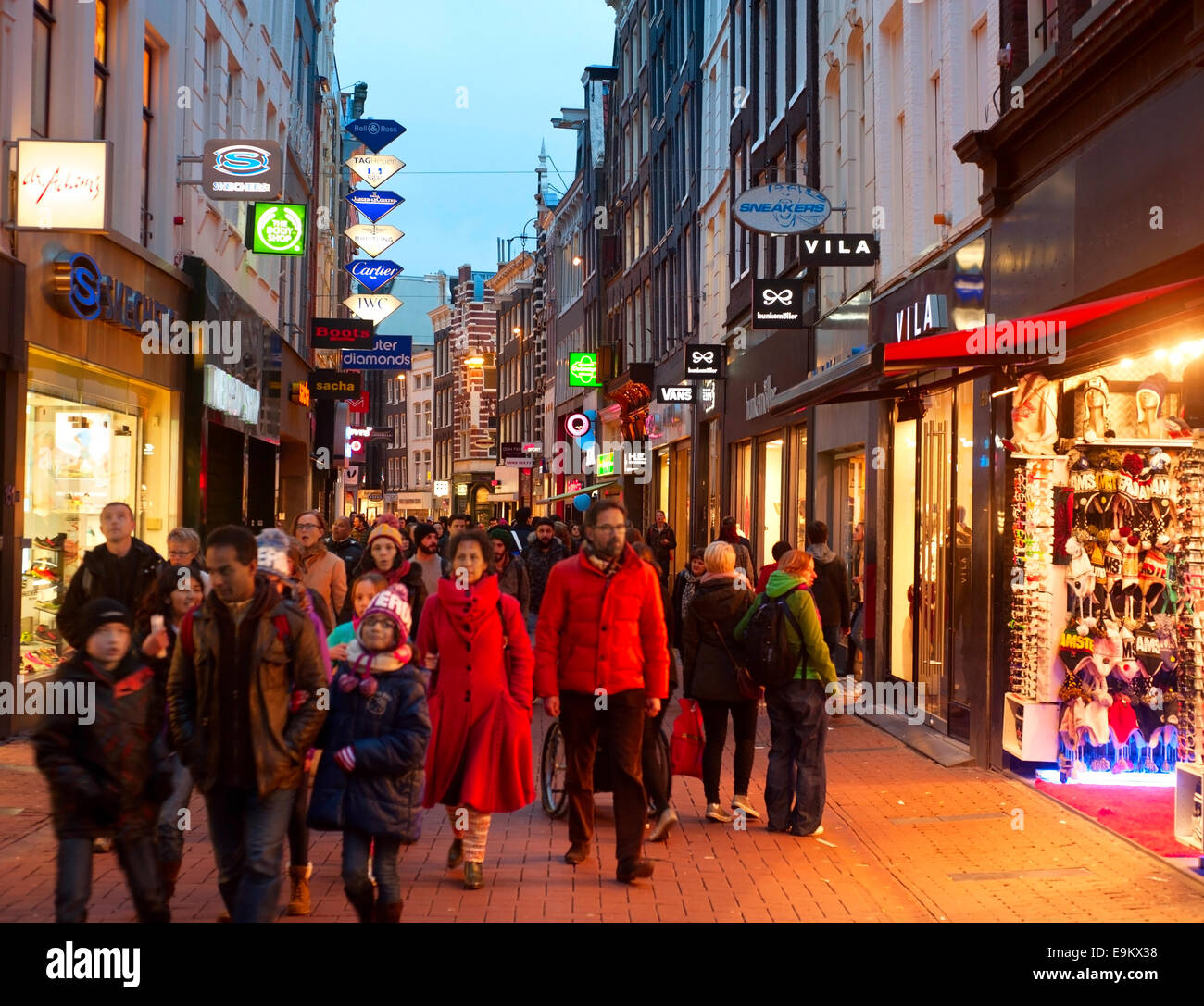 Des personnes non identifiées, marche sur Kalverstraat - principale rue commerçante d'Amsterdam. Banque D'Images
