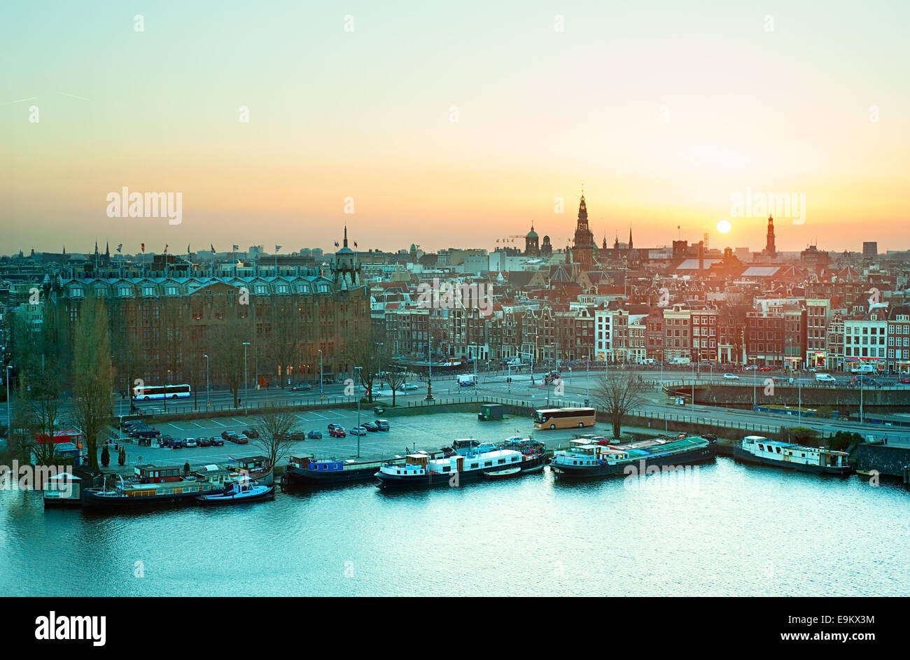 Belle vue sur le coucher de soleil de la vieille ville d'Amsterdam. Pays-bas Banque D'Images