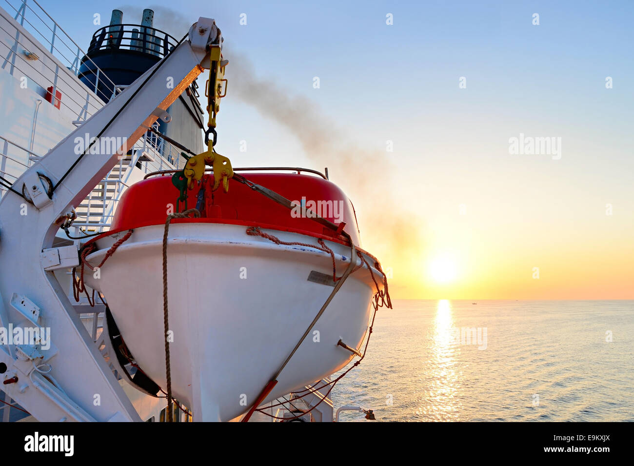 Vue d'une embarcation sur un bateau de croisière au lever du soleil Banque D'Images