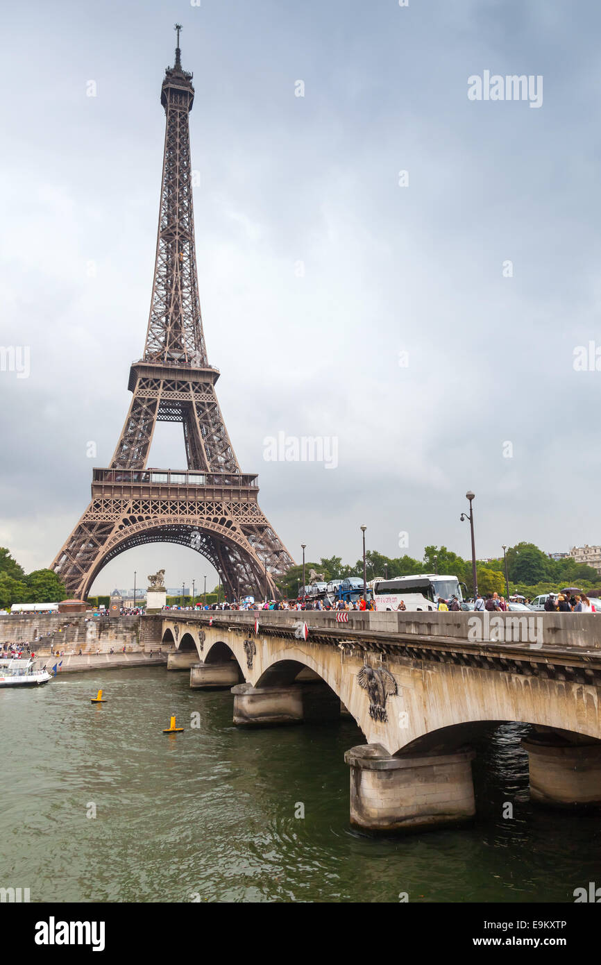 Paris, France - 07 août 2014 : Tour Eiffel et vieux pont sur Seine à Paris, France Banque D'Images