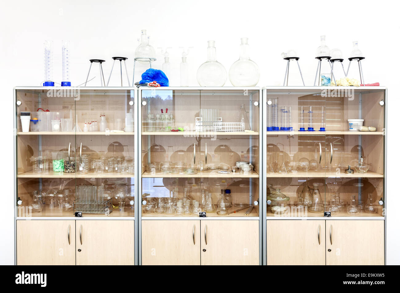 Verrerie de laboratoire et d'équipements différents sur des étagères. Banque D'Images