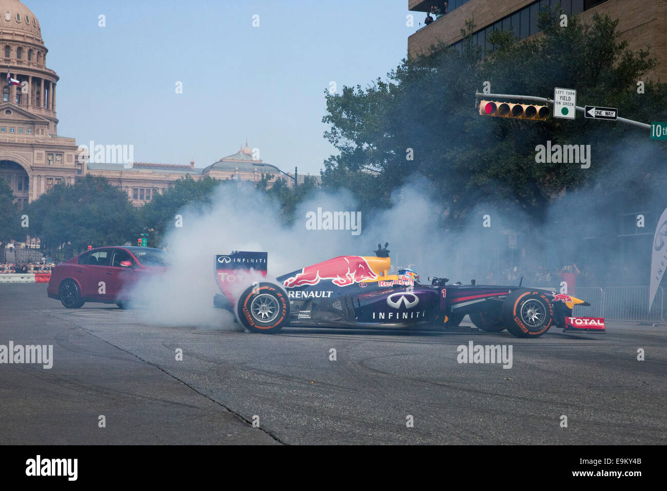 Austin, Texas, États-Unis. 29 octobre, 2014. Infiniti Formule Un Pilote Red Bull Racing Sebastian Vettel tours donuts sur Congress Avenue à Austin, au Texas, avec une voiture de deux ans au cours d'un événement de promotion avant ce week-end du Grand Prix des États-Unis à l'extérieur de Austin. Des centaines d'employés du centre-ville considéré au cours de l'événement de deux heures. Credit : Bob Daemmrich/Alamy Live News Banque D'Images