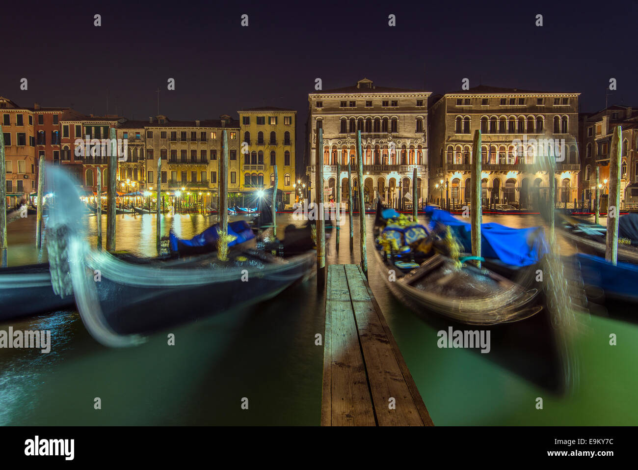 Gondoles amarrées au Grand Canal par nuit, Venise, Vénétie, Italie Banque D'Images