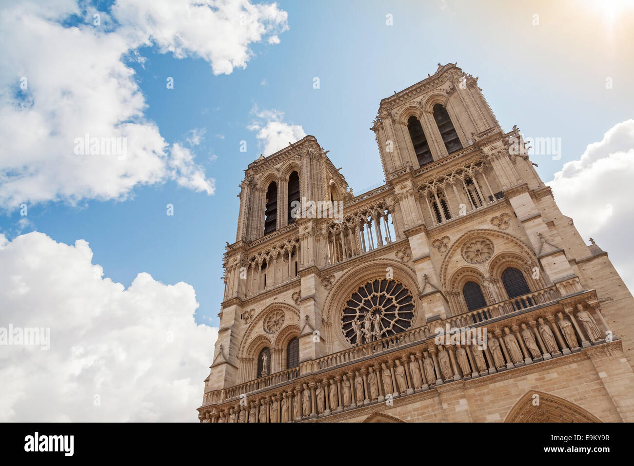 Ciel bleu et façade de la cathédrale Notre Dame de Paris, France Banque D'Images