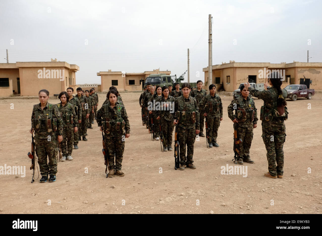 Unité de protection du peuple kurde YPG (homme) et YPJ ( Femme) les combattants qui participent à une cérémonie de recrutement dans une formation Camp dans le district d'Al Hasakah ou Hassakeh connu sous le nom de Rojava La région autonome kurde de facto originaire et composée De trois cantons autonomes dans le nord de la Syrie Banque D'Images