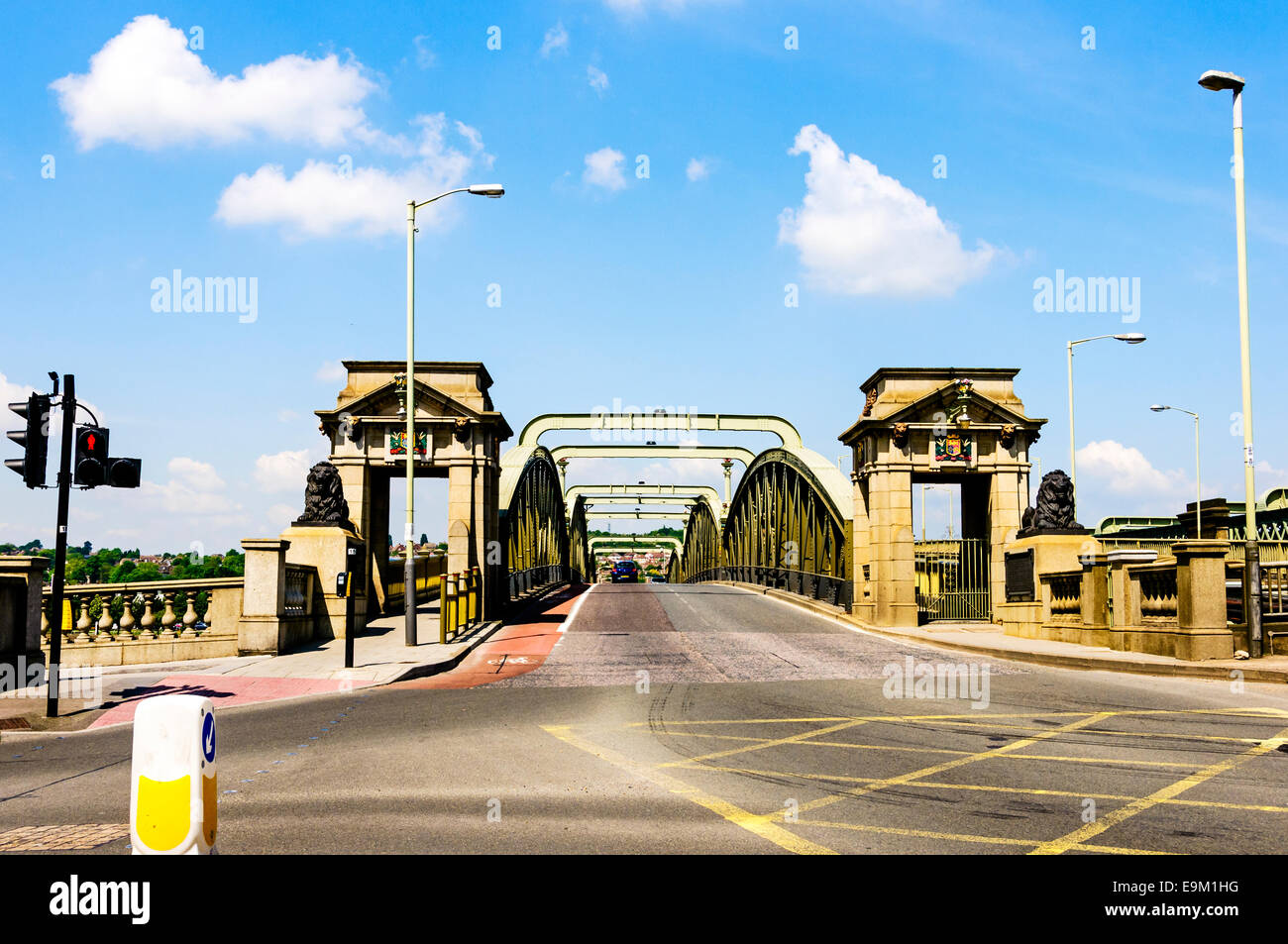 Le vieux pont qui a trois travées voûtée à treillis en acier comporte deux voies de l'ouest à destination de Rochester à B-6673. Banque D'Images