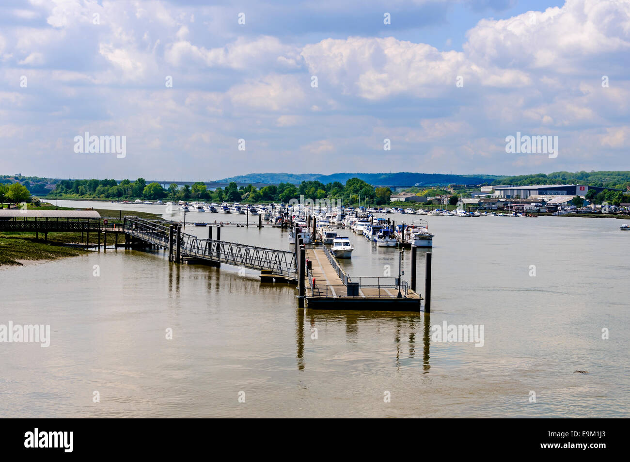 Les bateaux de plaisance amarrées à quai flottant accessible par des passerelles protégées dans les eaux calmes de la rivière Medway, Rochester Banque D'Images