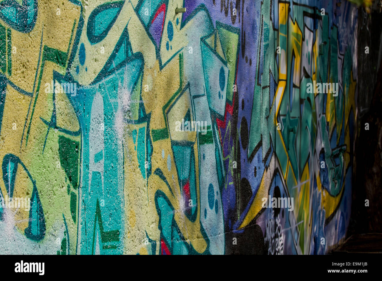 Mur de Berlin graffiti Coloufull la lumière à l'obscurité Banque D'Images