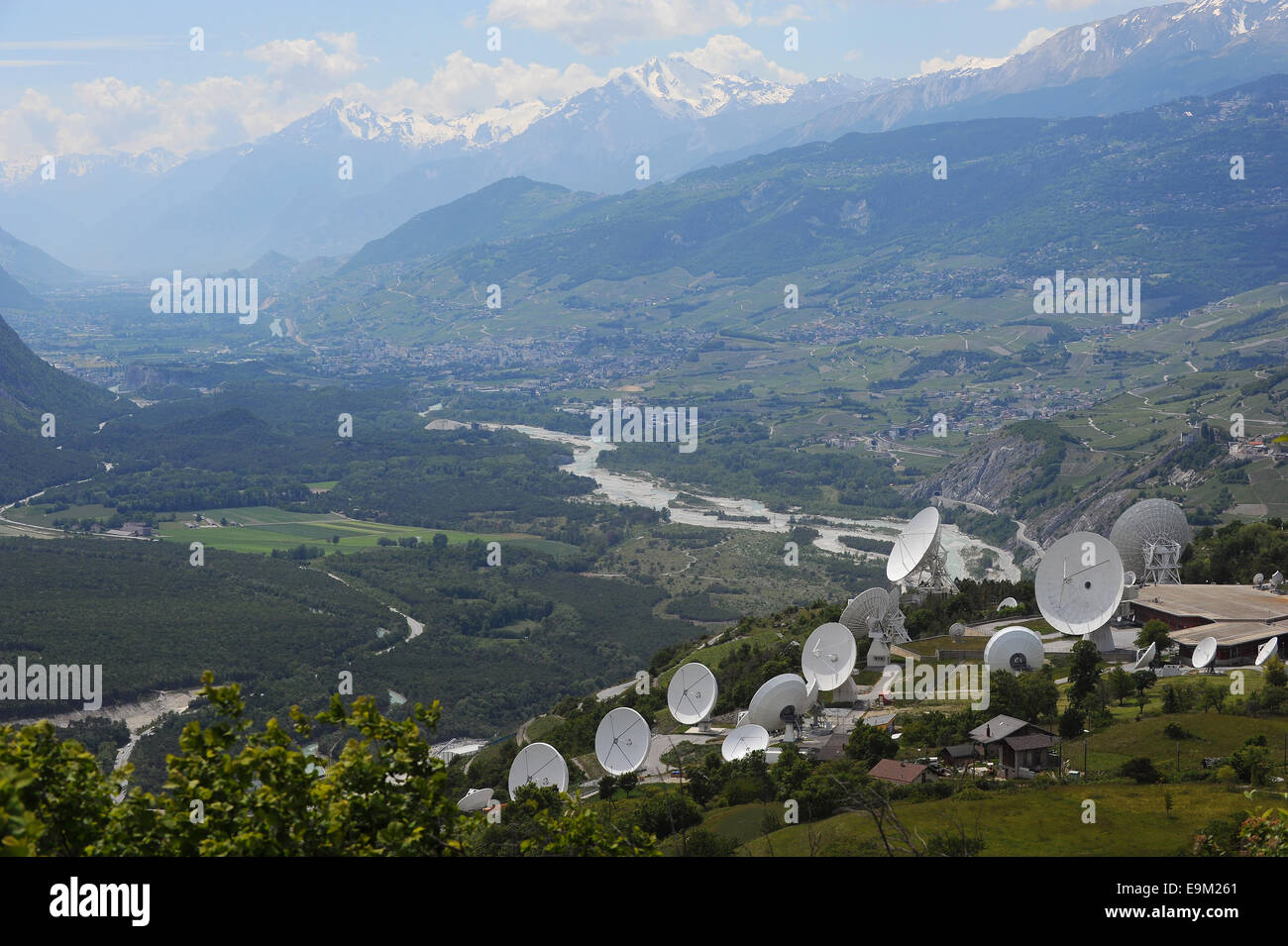 L'antenne parabolique de la station terrestre par satellite Loèche, Valais, Suisse. Onyx est un système de collecte de renseignement suisses. Banque D'Images