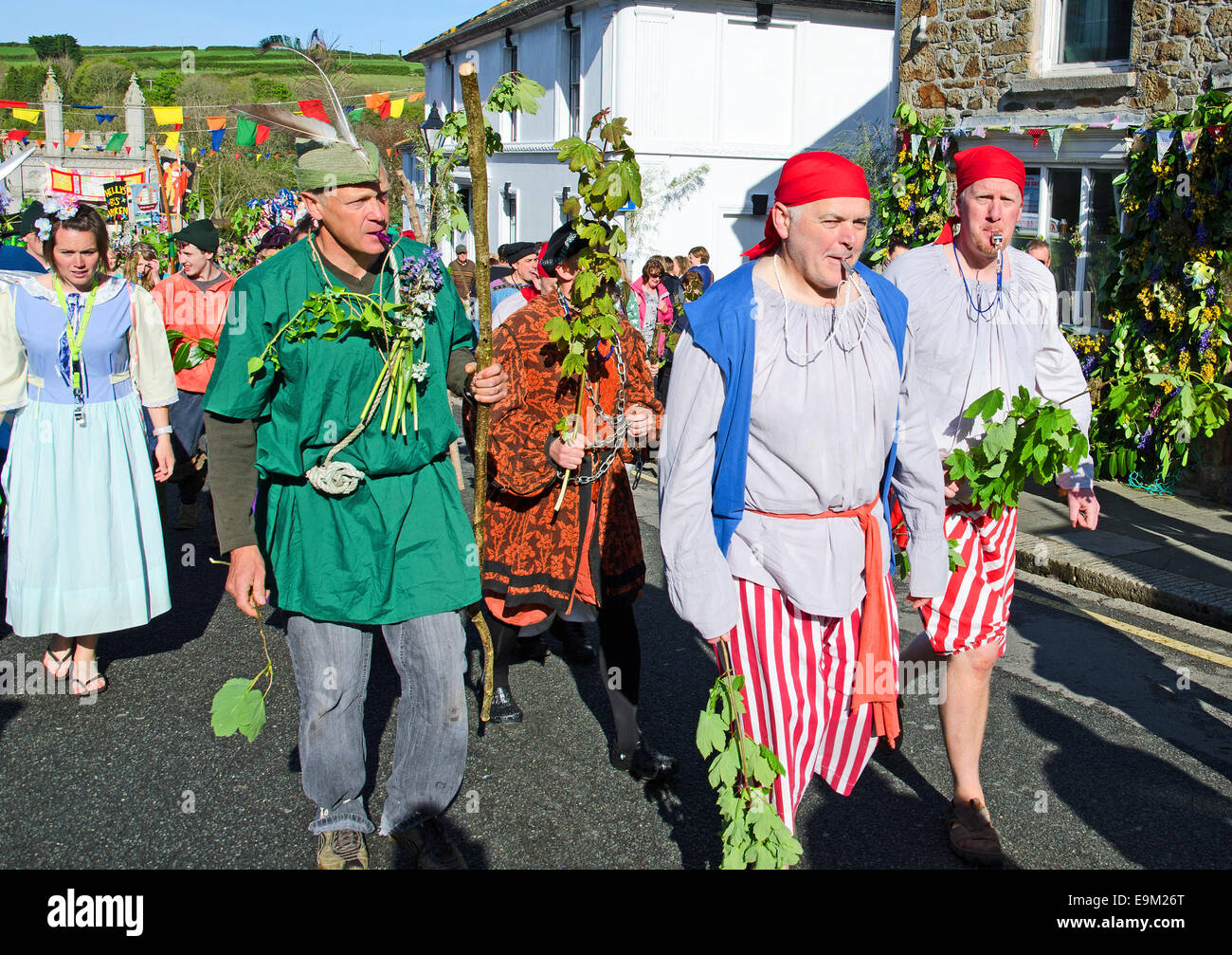 Les participants à l'un des célébrations de remorquage Hal sur la flore jour à Helston, Cornwall, UK Banque D'Images