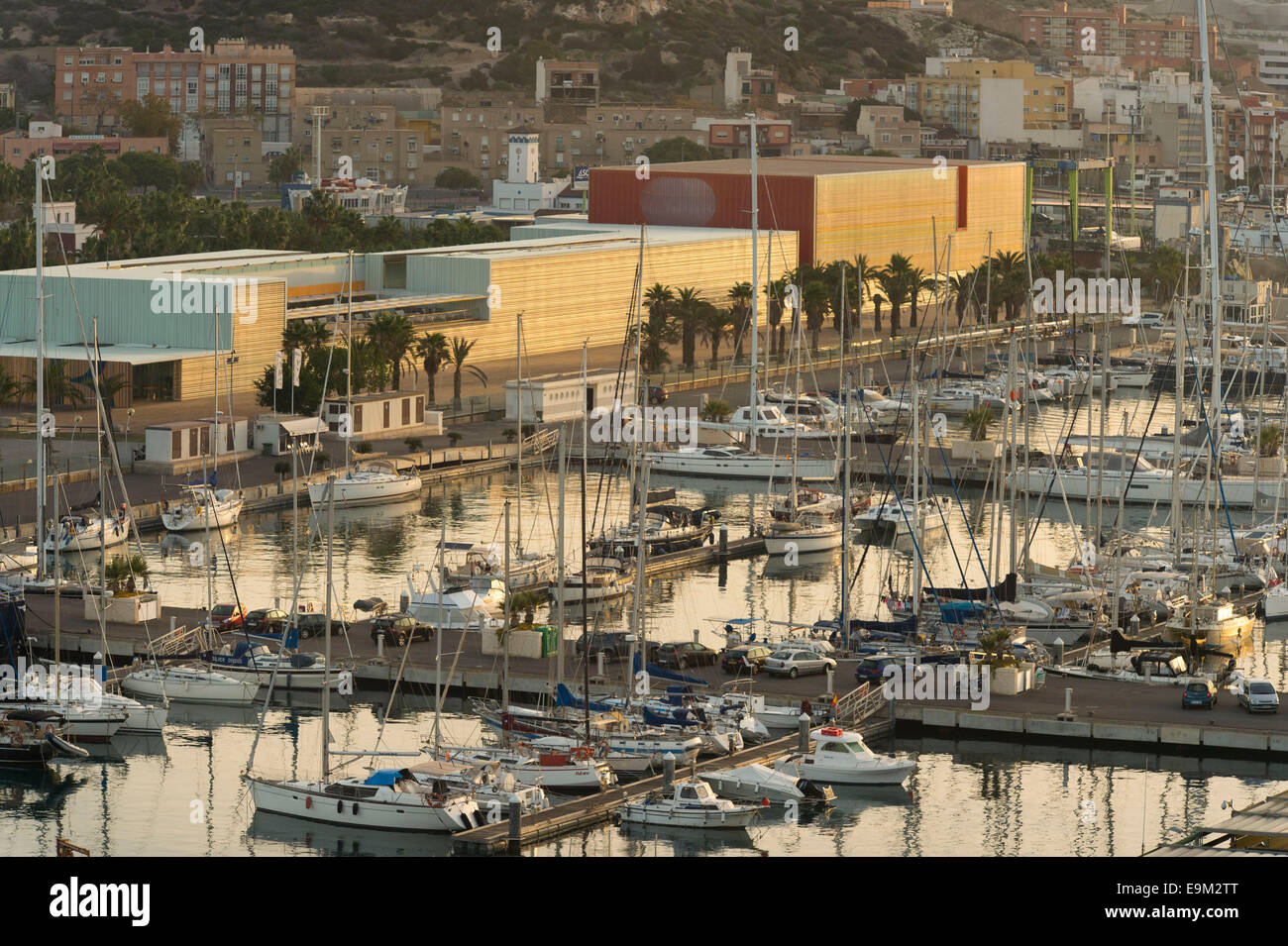 Bateaux dans le port de Carthagène en Espagne pendant le lever du soleil. Banque D'Images