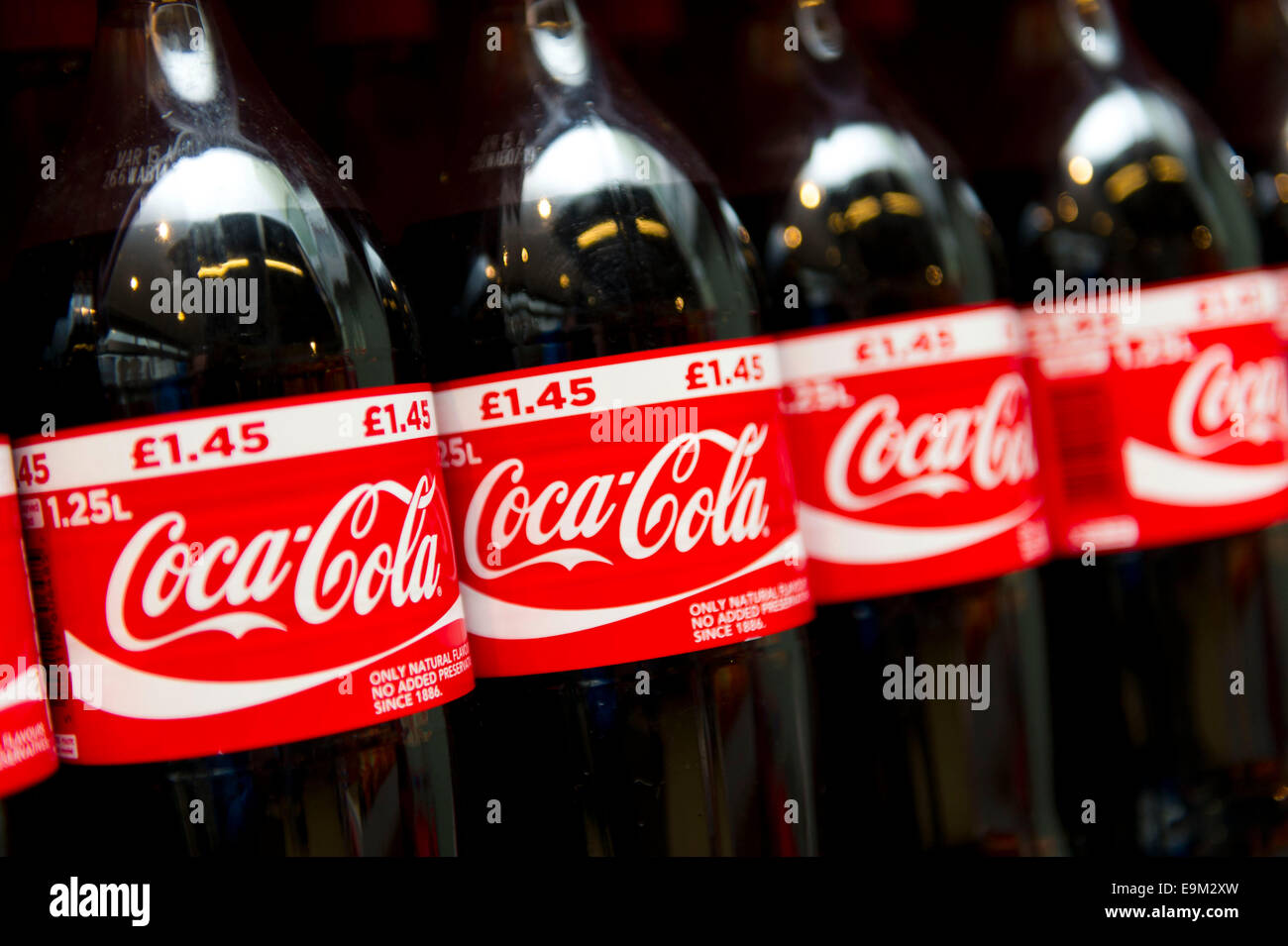 Coca Cola en vente sur une étagère de supermarché. Les médecins ont ...
