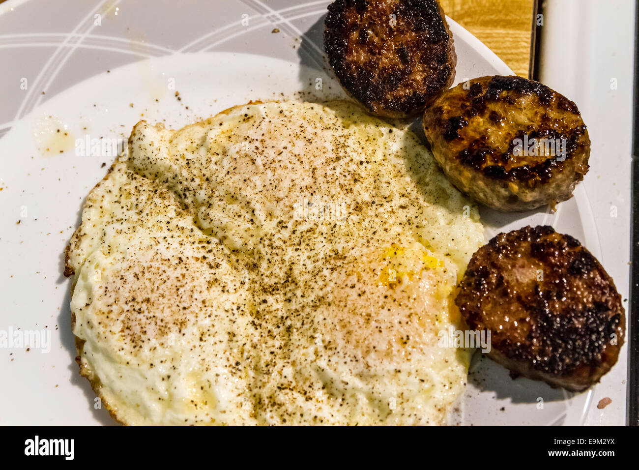 Un copieux petit-déjeuner de saucisses, œufs, pain grillé et faits de pain fait maison. Banque D'Images