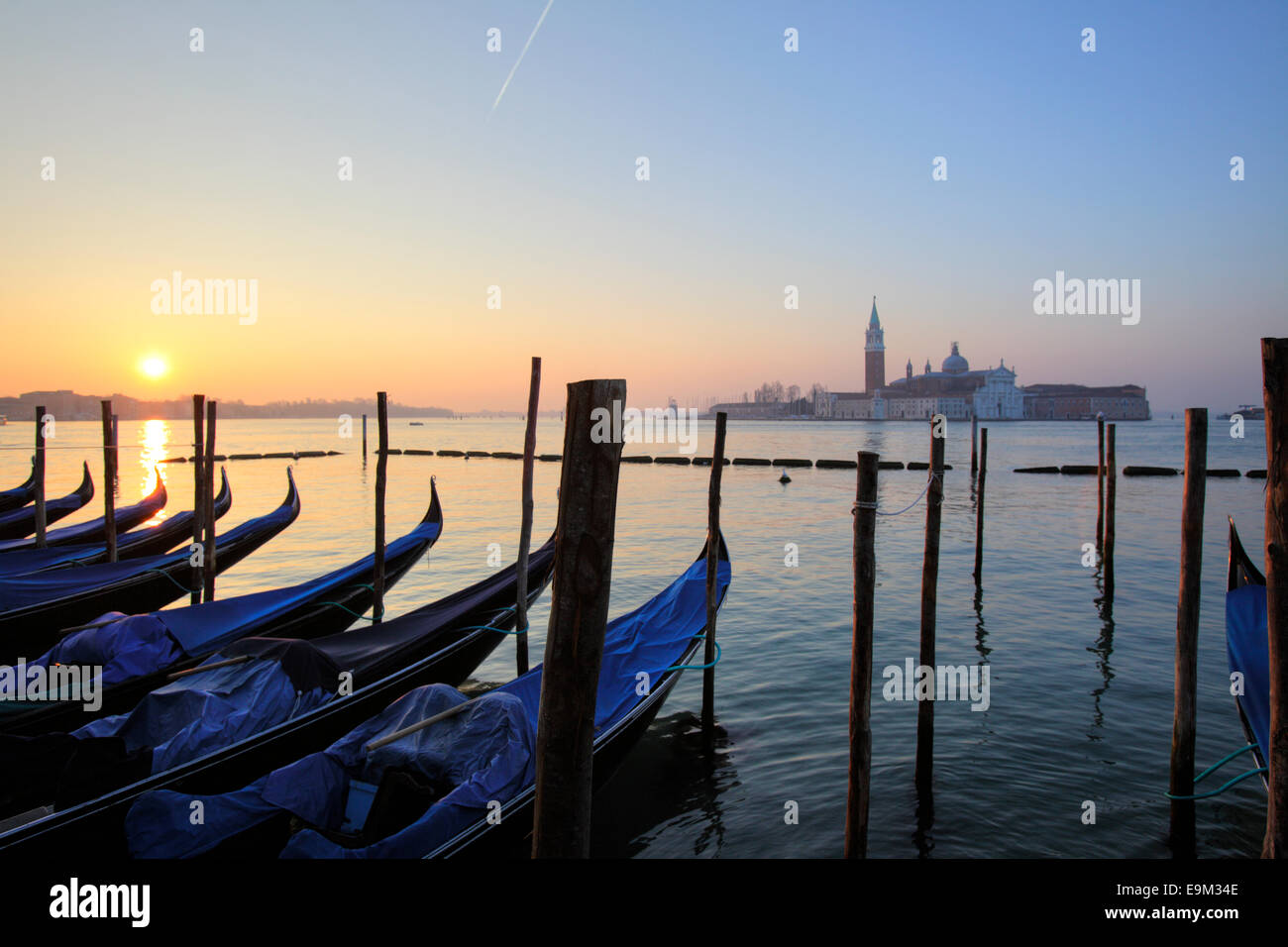 Gondoles de la place Saint Marc avec Saint George's Island au lever du soleil, Venise, Italie Banque D'Images