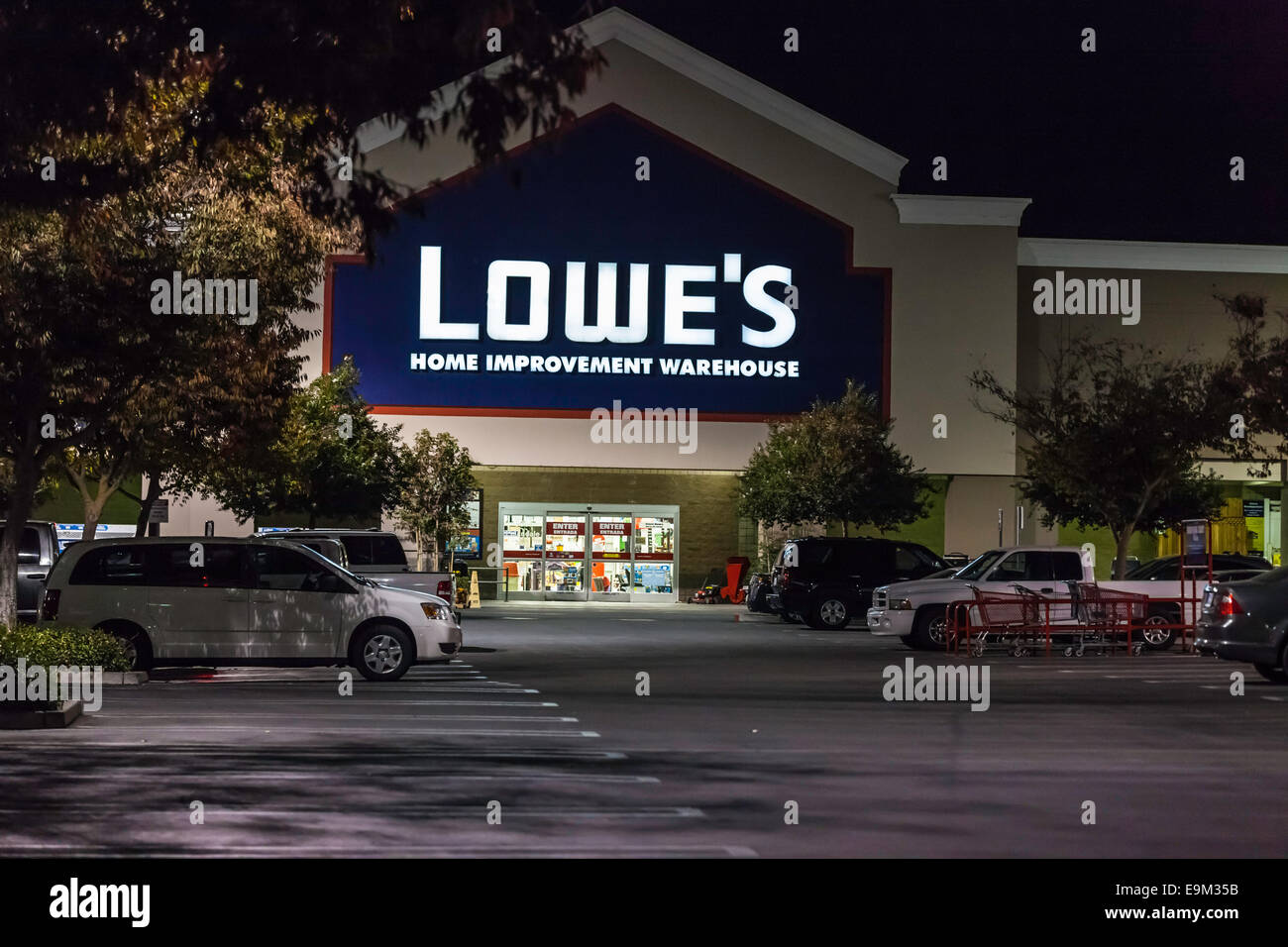 Un centre d'amélioration de Lowes Modesto en Californie dans la nuit Banque D'Images