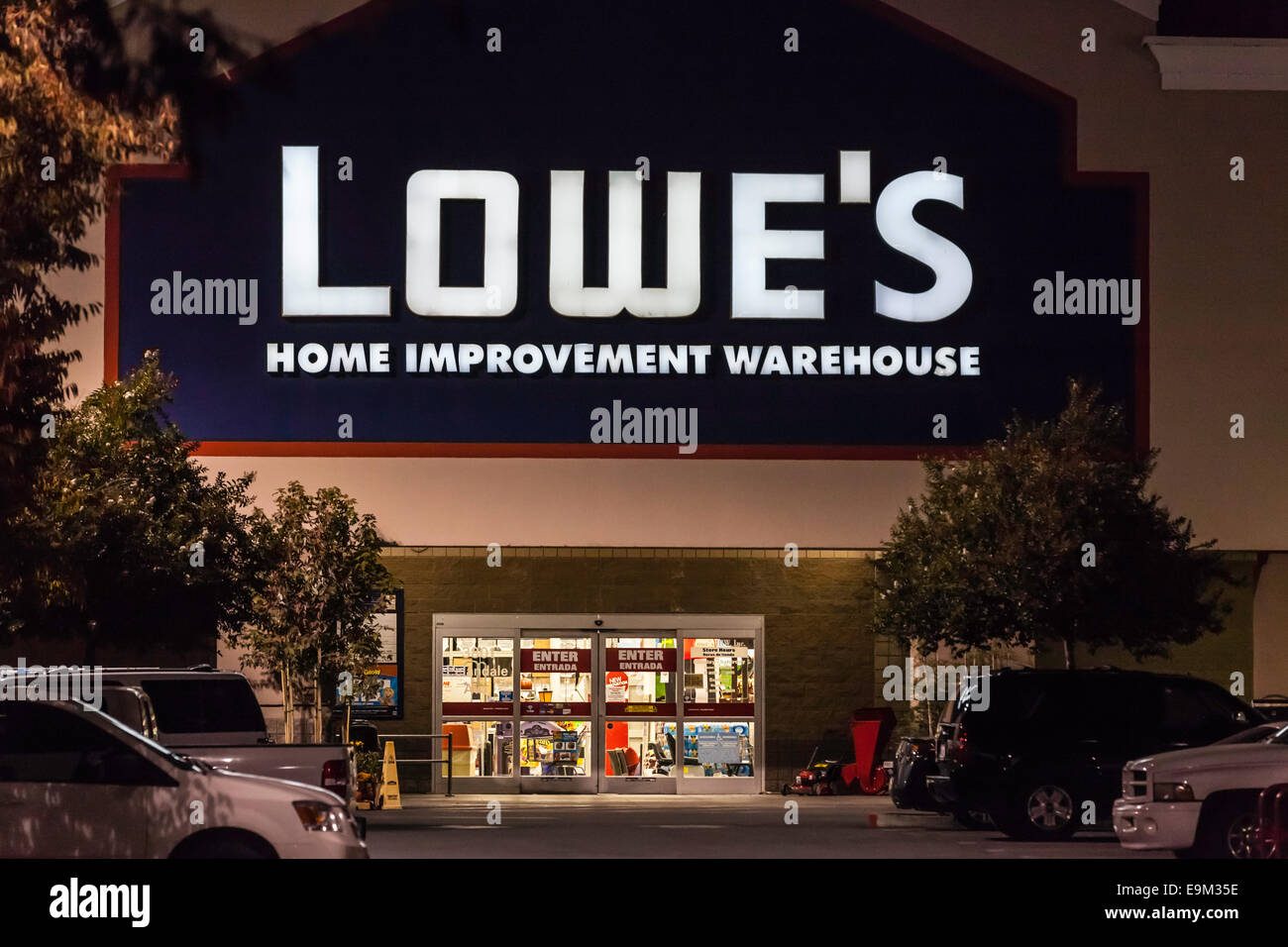 Un centre d'amélioration de Lowes Modesto en Californie dans la nuit Banque D'Images