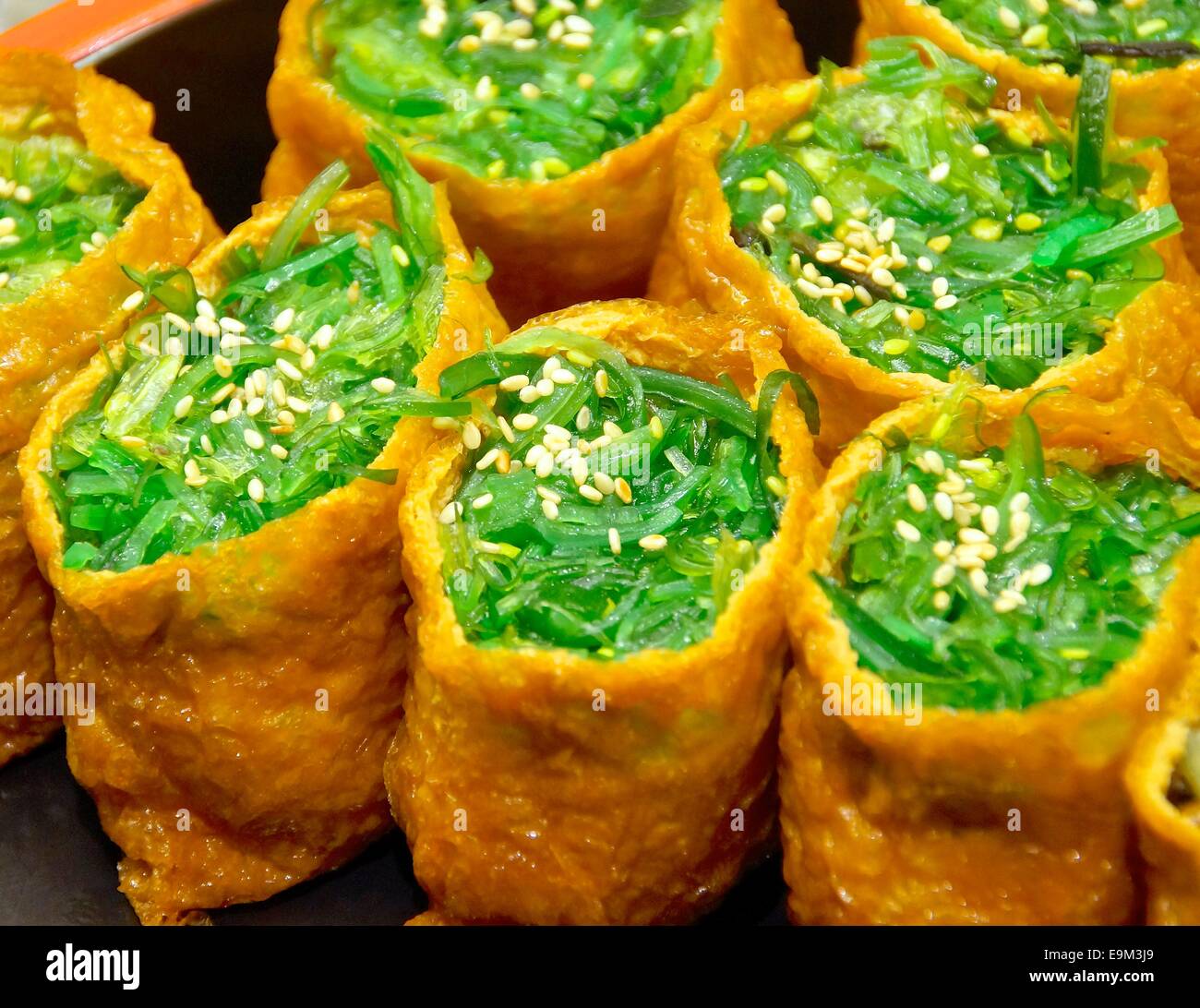 Libre de sushi avec du varech sprout in restaurant Banque D'Images