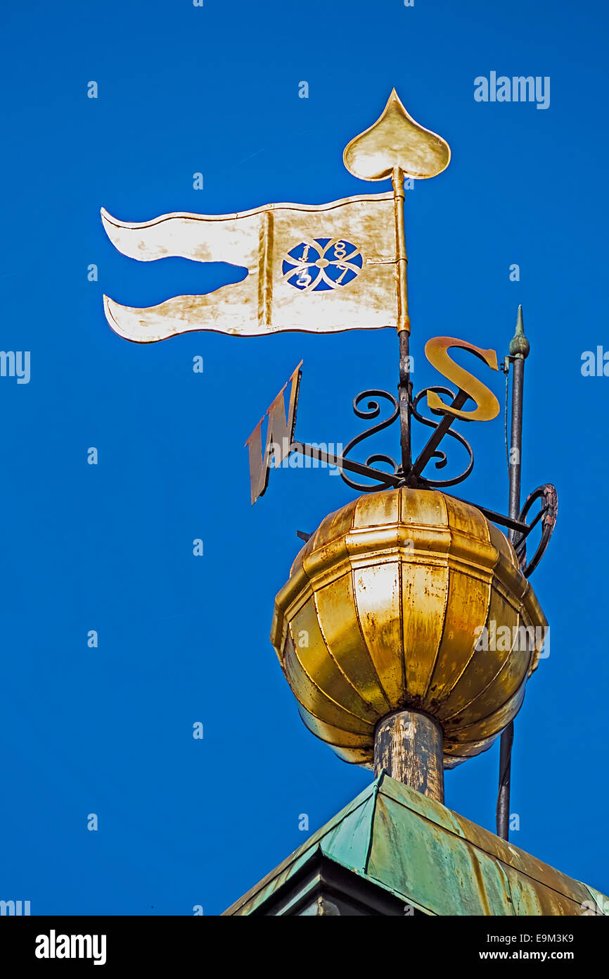 Les panneaux de métal avec des points cardinaux et d'un drapeau, placé sur la tour de l'horloge à Novi Sad, à être visibles pour les marins. Banque D'Images