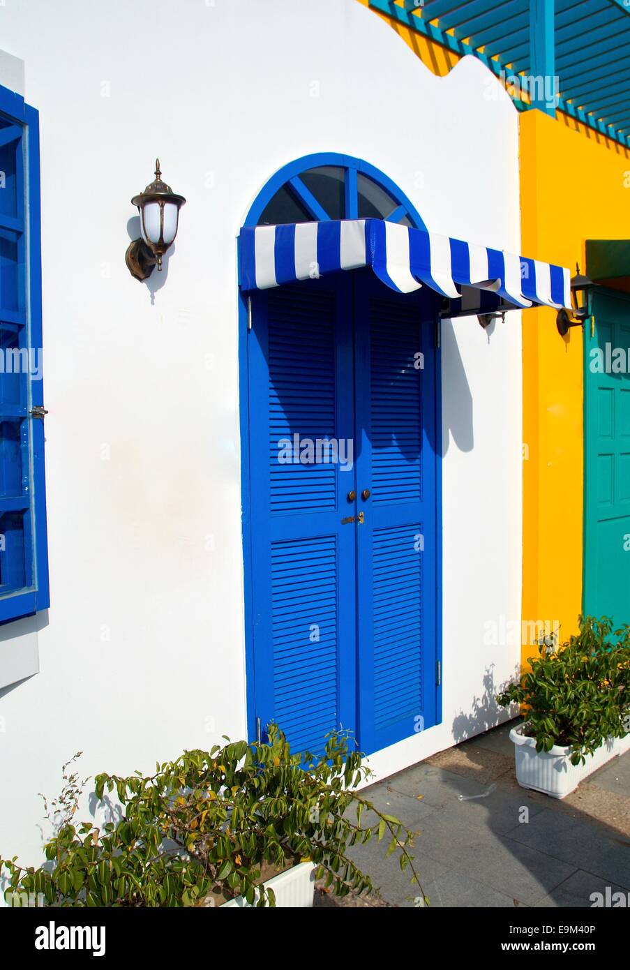 La fermeture de la porte bleue en Grèce styleThe fermer de porte style bleu en Grèce Banque D'Images