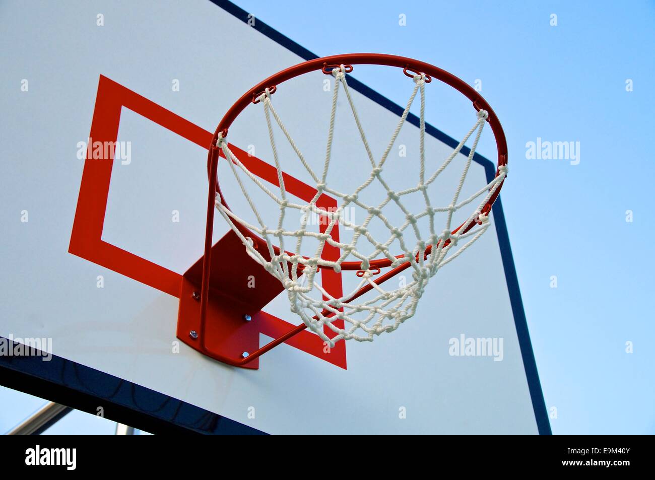 Avec filet de basket-ball dans l'aire de jeux Banque D'Images