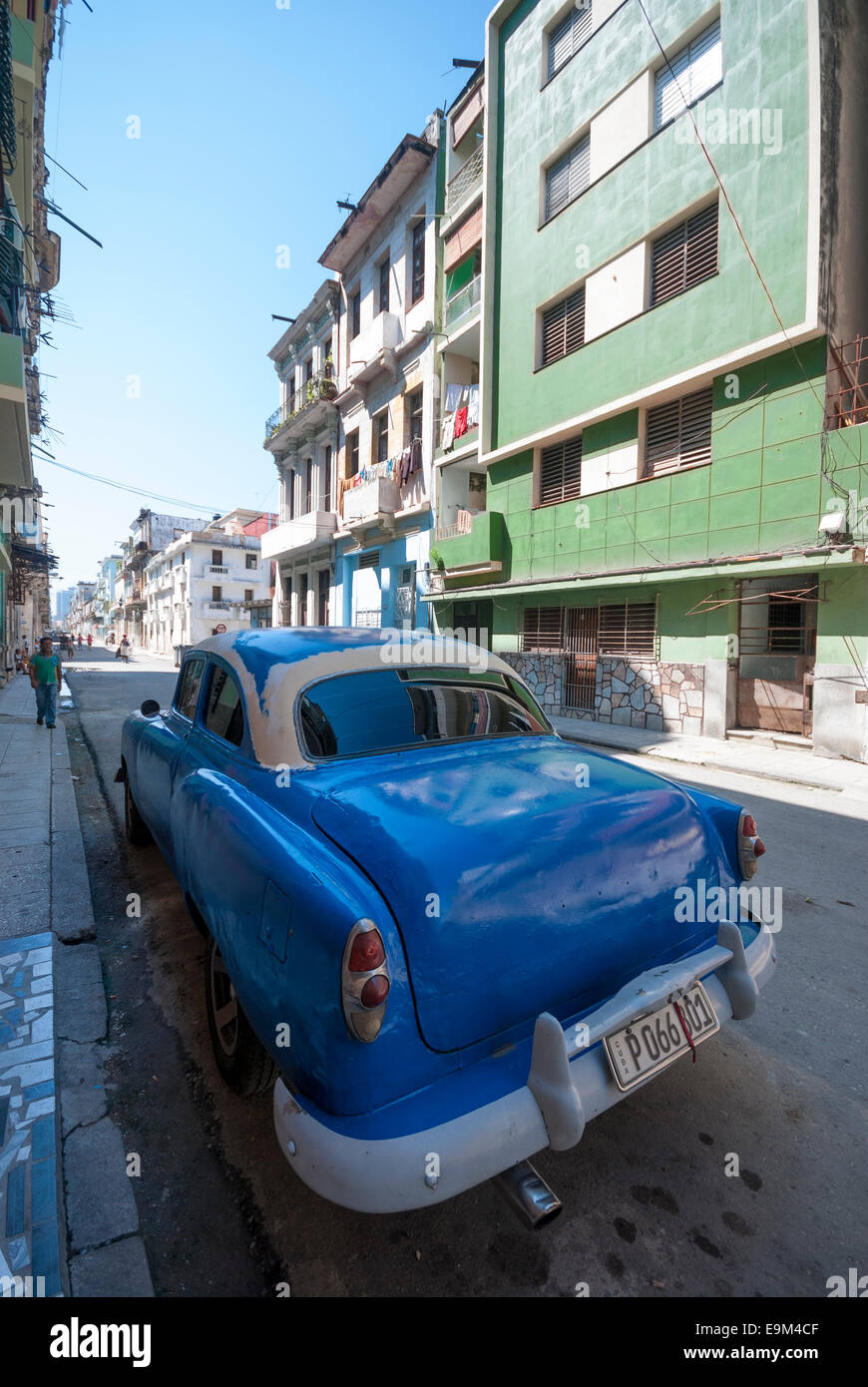 Une vieille voiture américaine classique en cours de travail corporel et stationné sur une rue latérale dans le centre de La Havane Cuba Banque D'Images