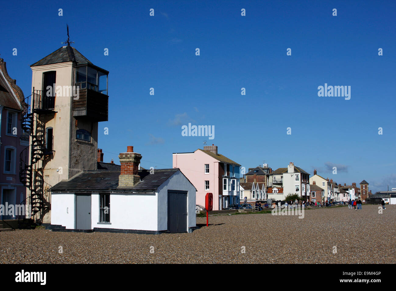 La plage d'Aldeburgh Lookout et le front de mer Banque D'Images
