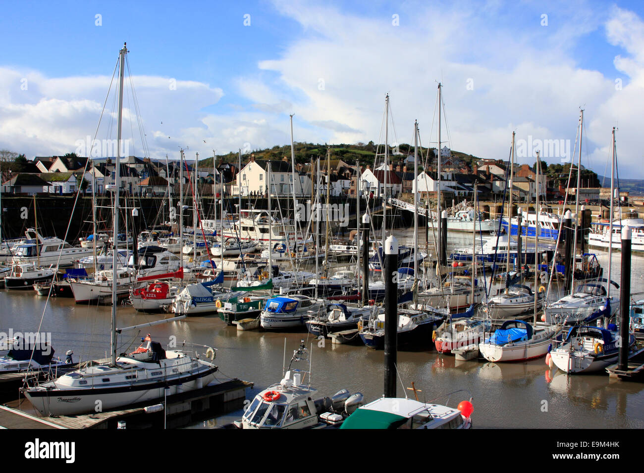 Bateaux amarrés à Watchet Marina dans le Somerset, Royaume-Uni Banque D'Images