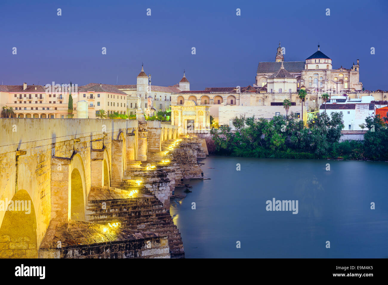 Cordoue, Espagne Vue du pont romain et Mosque-Cathedral sur le Guadalquivir. Banque D'Images