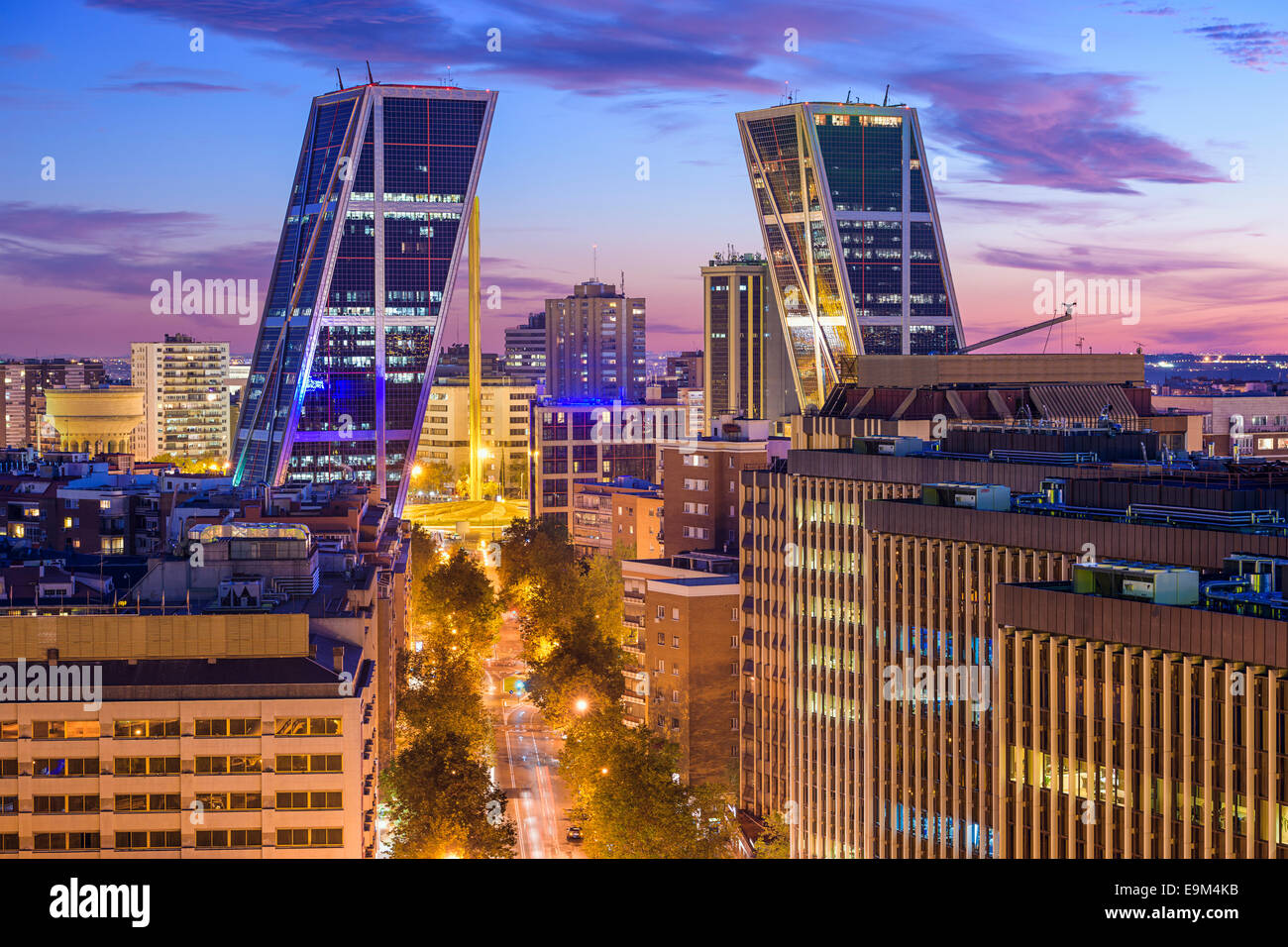Madrid, Espagne financial district skyline au crépuscule vue vers la porte de l'Europe Plaza. Banque D'Images