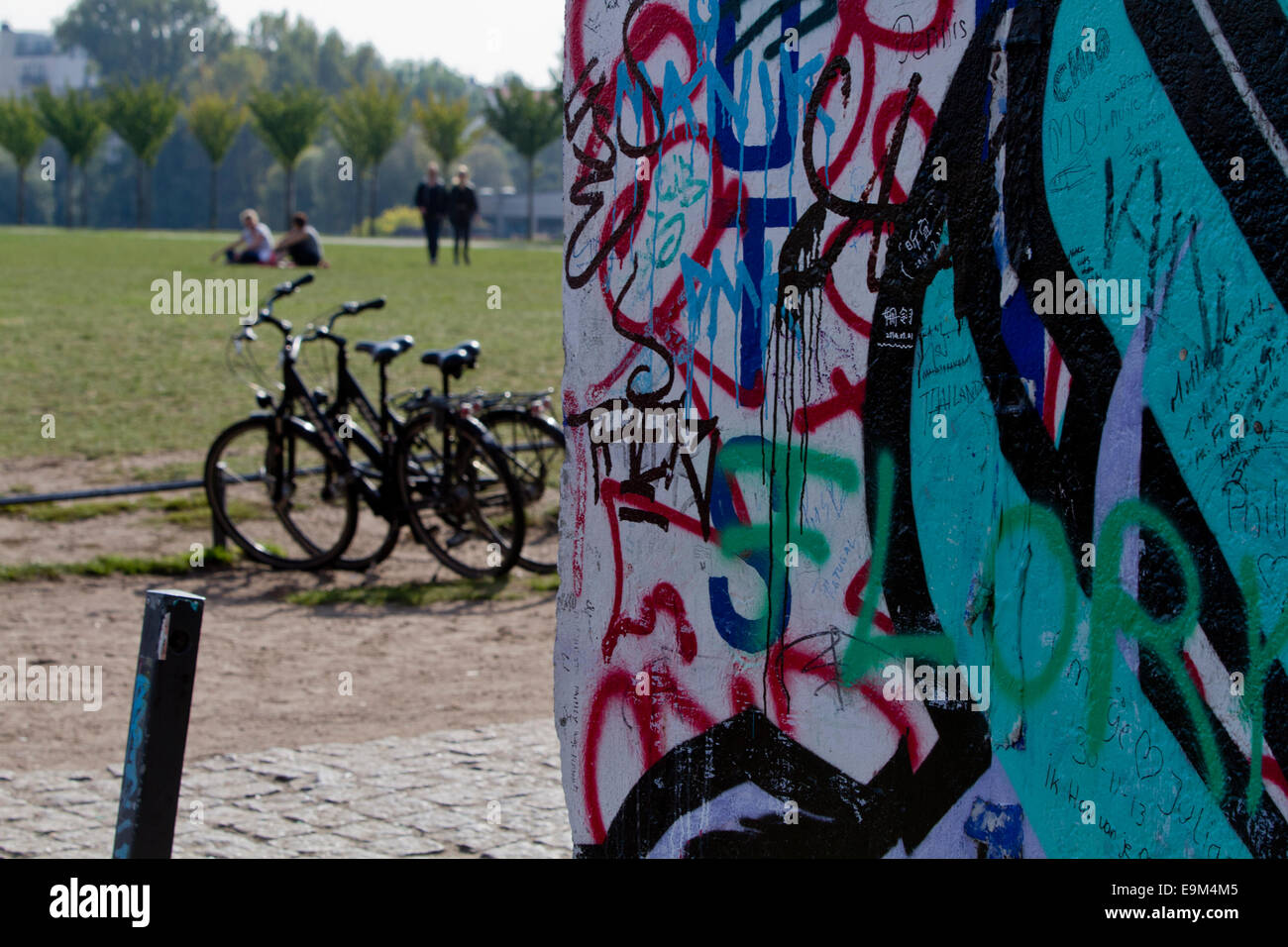Street art Graffiti vélos urbains parc du mur de Berlin Banque D'Images