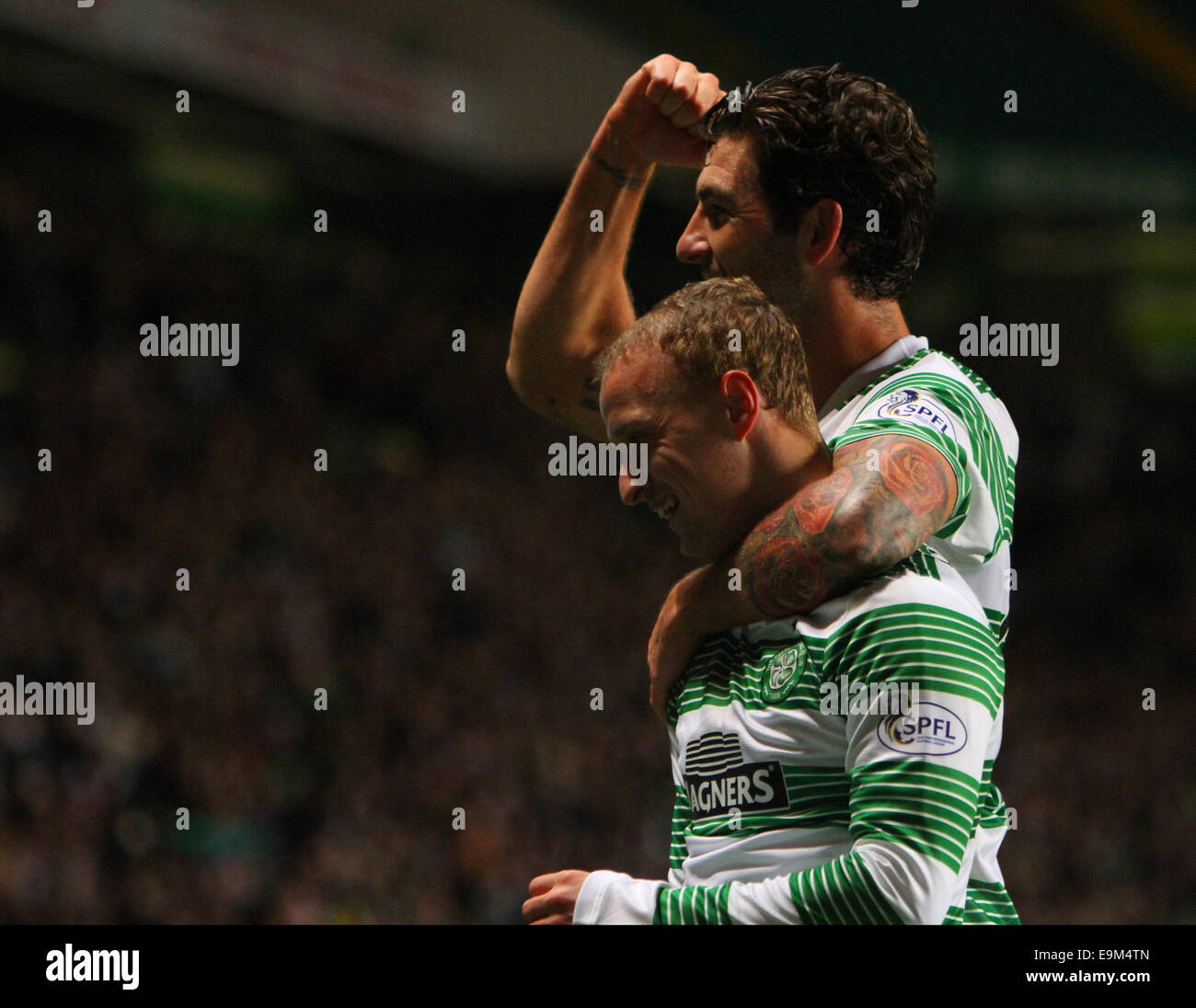 Glasgow, Ecosse. 29 Oct, 2014. Coupe de la ligue écossaise. Celtic contre Partick Thistle. Leigh Griffiths et Charlie Mulgrew célébrer l'Leigh Griffiths Crédit objectif : Action Plus Sport/Alamy Live News Banque D'Images