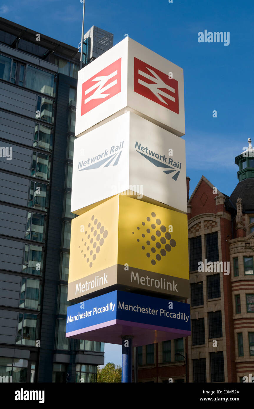 Signes de transport à l'extérieur de la gare Piccadilly, Manchester, Angleterre, Royaume-Uni. Banque D'Images