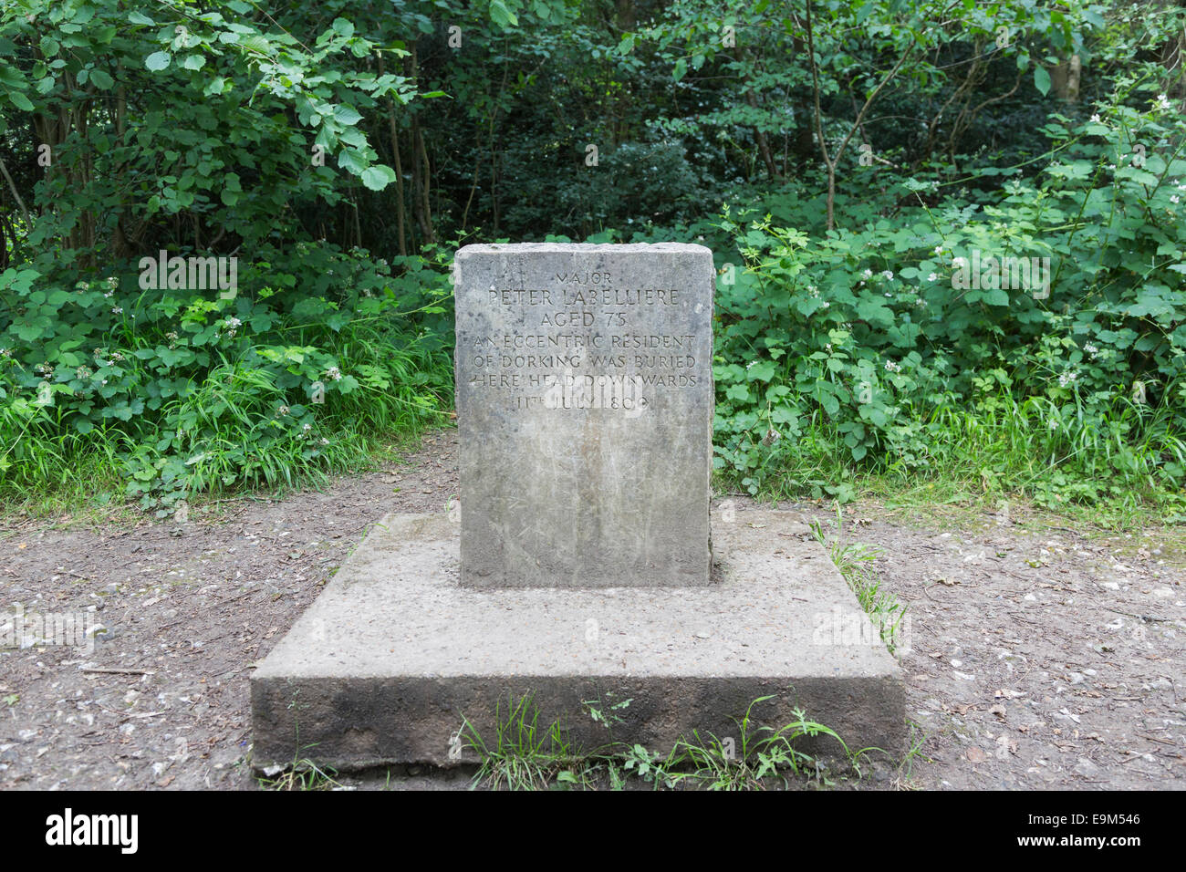 Tombe de Pierre Labelliere majeur, un excentrique résident de Dorking enterré tête en bas, Box Hill, Dorking, Surrey, UK Banque D'Images