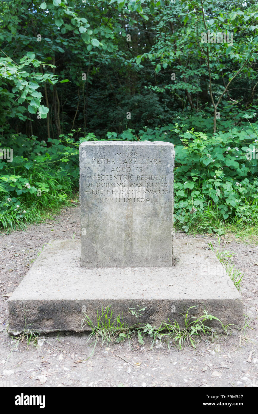 Tombe de Pierre Labelliere majeur, un excentrique résident de Dorking enterré tête en bas, Box Hill, Dorking, Surrey, UK Banque D'Images