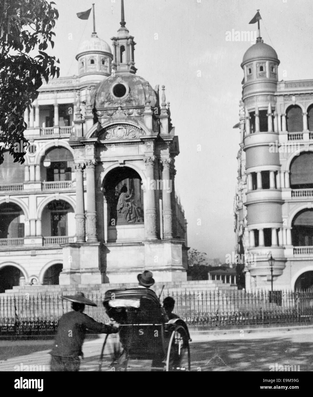 Monument à la reine Victoria, Hong Kong, Chine - deux bâtiments et monument en arrière-plan, pousse-pousse en premier plan, vers 1906 Banque D'Images