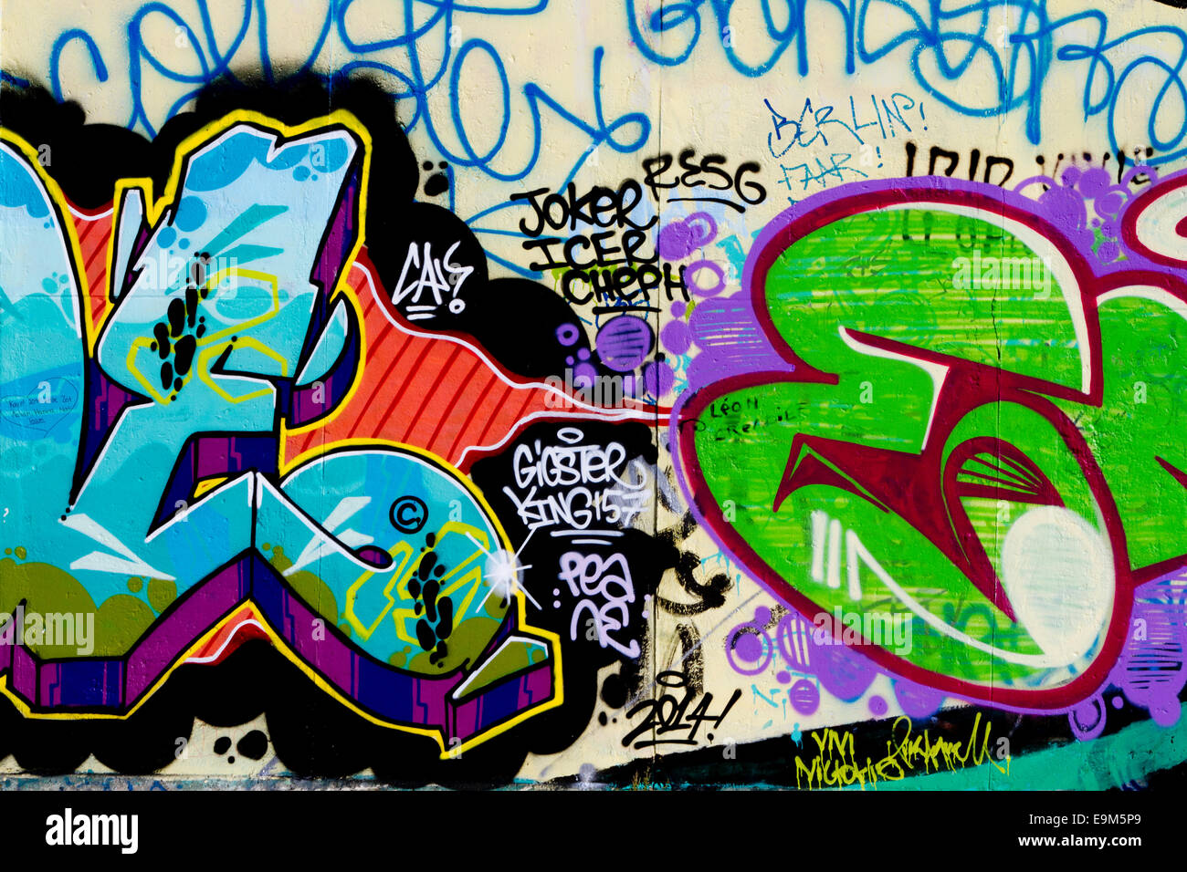 Mur de Berlin caricature Graffiti gribouillis colorés Banque D'Images
