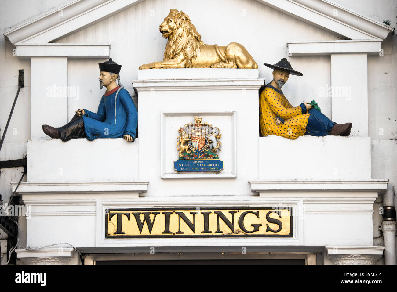 Décorations au-dessus de la porte à la traditionnelle siège londonien de thé Twinings of London, importateurs, sur le Strand à Londres. Les chiffres représentent les origines de Chinois historique des importations de thé Twinings. Banque D'Images