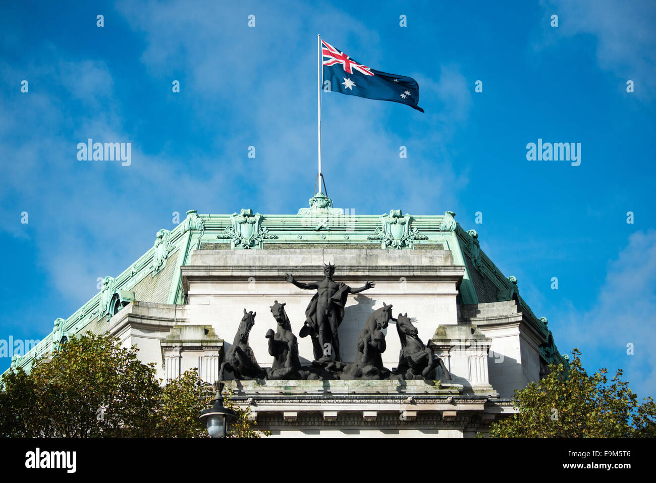 Sculpture de la Quadrige de Australia House Londres | LONDRES — Une quadrige en bronze surmonte Australia House sur le Strand, son conducteur de char flanqué de quatre chevaux cabrés sous un drapeau australien flottant. Le sculpteur Bertram Mackennal a coulé le groupe représentant Phébus conduisant les Chevaux du Soleil, érigé au début des années 1920 comme emblème d'un "nouveau jeune pays". Le bâtiment a ouvert ses portes en 1918 comme première mission diplomatique australienne à l'étranger. Banque D'Images