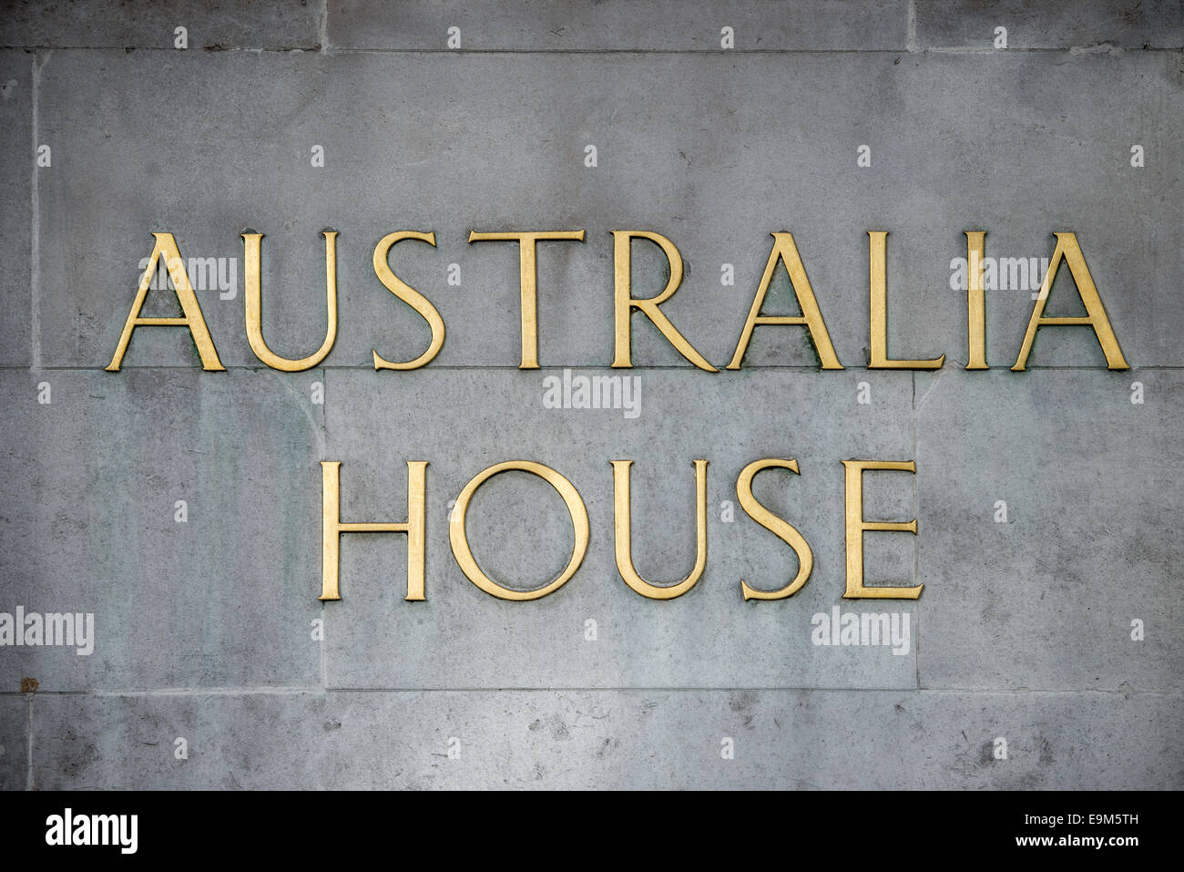 Panneau de l'Australia House à Londres | LONDRES — Des lettres dorées épelant « Australia House » sont incrustées dans la façade en pierre de Portland du Strand, marquant l'entrée de la haute commission australienne et son plus ancien poste diplomatique occupé en continu à l'étranger. Le bâtiment, ouvert par le roi George V en 1918, a été conçu par la firme d'Aberdeen A. Marshall Mackenzie et son fils dans un style monumental édouardien de Beaux-Arts. Banque D'Images