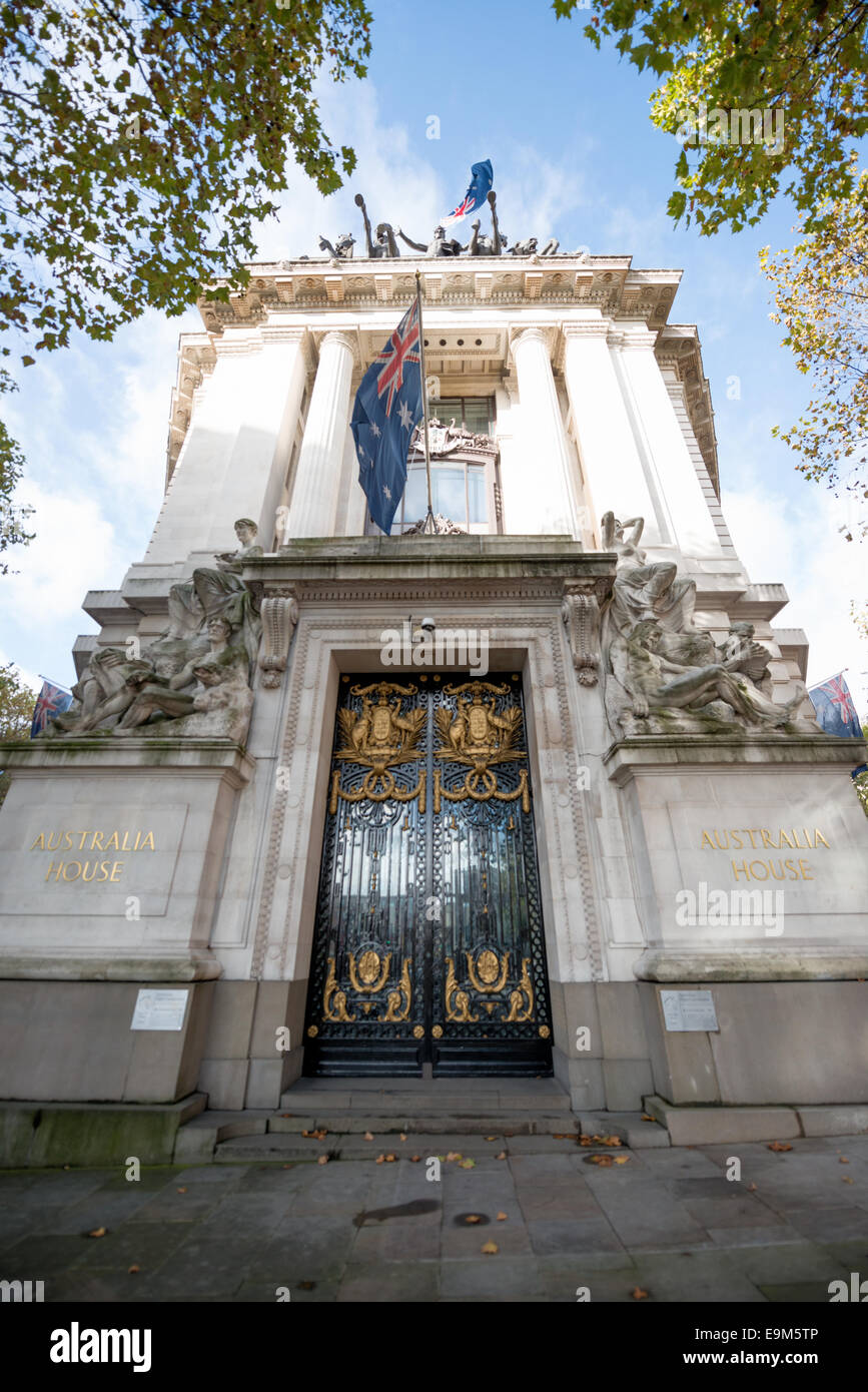 Australia House Australian High Commission Londres | LONDRES, Royaume-Uni — Une vue en bas angle de l'entrée de Australia House on the Strand, encadrée par les groupes allégoriques de pierre sculptée de Harold Parker, The Awakening of Australia et The Prosperity of Australia. Ouvert par le roi George V en 1918, le bâtiment est la première mission diplomatique d'Australie à l'étranger et la plus longue mission étrangère de Londres. Le bronze de Bertram Mackennal Phoebus et les chevaux du Soleil couronne le toit au-dessus. Banque D'Images