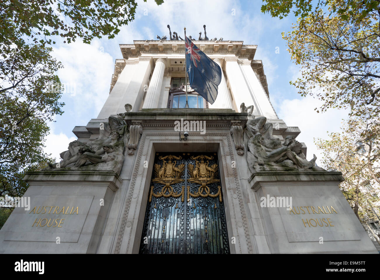 Façade néoclassique d'Australia House à Londres | LONDRES — L'entrée principale d'Australia House s'élève au-dessus du Strand, ses colonnes doriques romaines et ses portes dorées encadrées par les groupes d'entrée en pierre de Harold Parker et surmontées d'un drapeau australien. Achevé en 1918 selon un projet de A. Marshall Mackenzie, le bâtiment a depuis lors acquis une reconnaissance plus large en tant que lieu de tournage pour la Banque des sorciers Gringott dans le premier film Harry Potter. Banque D'Images