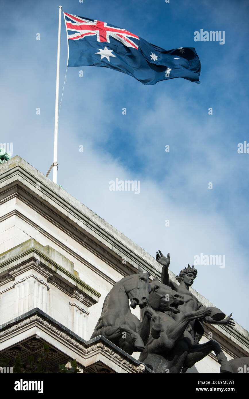 Australia House Drapeau australien Londres | LONDRES — Le drapeau australien flotte au-dessus d'Australia House sur le Strand, à côté de la sculpture en bronze du toit de Bertram Mackennal représentant Phébus conduisant les Chevaux du Soleil. Commandée vers 1915 et érigée au début des années 1920, ce groupe en bronze d'environ 18 tonnes représente Apollon comme emblème de ce que Mackennal appelait « l'aube... d'un nouveau jeune pays. » Banque D'Images